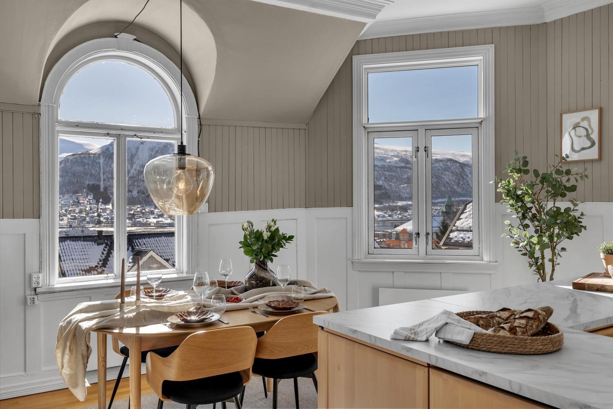 Lovely City Center Apartment With Amazing Views And Free Parking! Tromsø Esterno foto