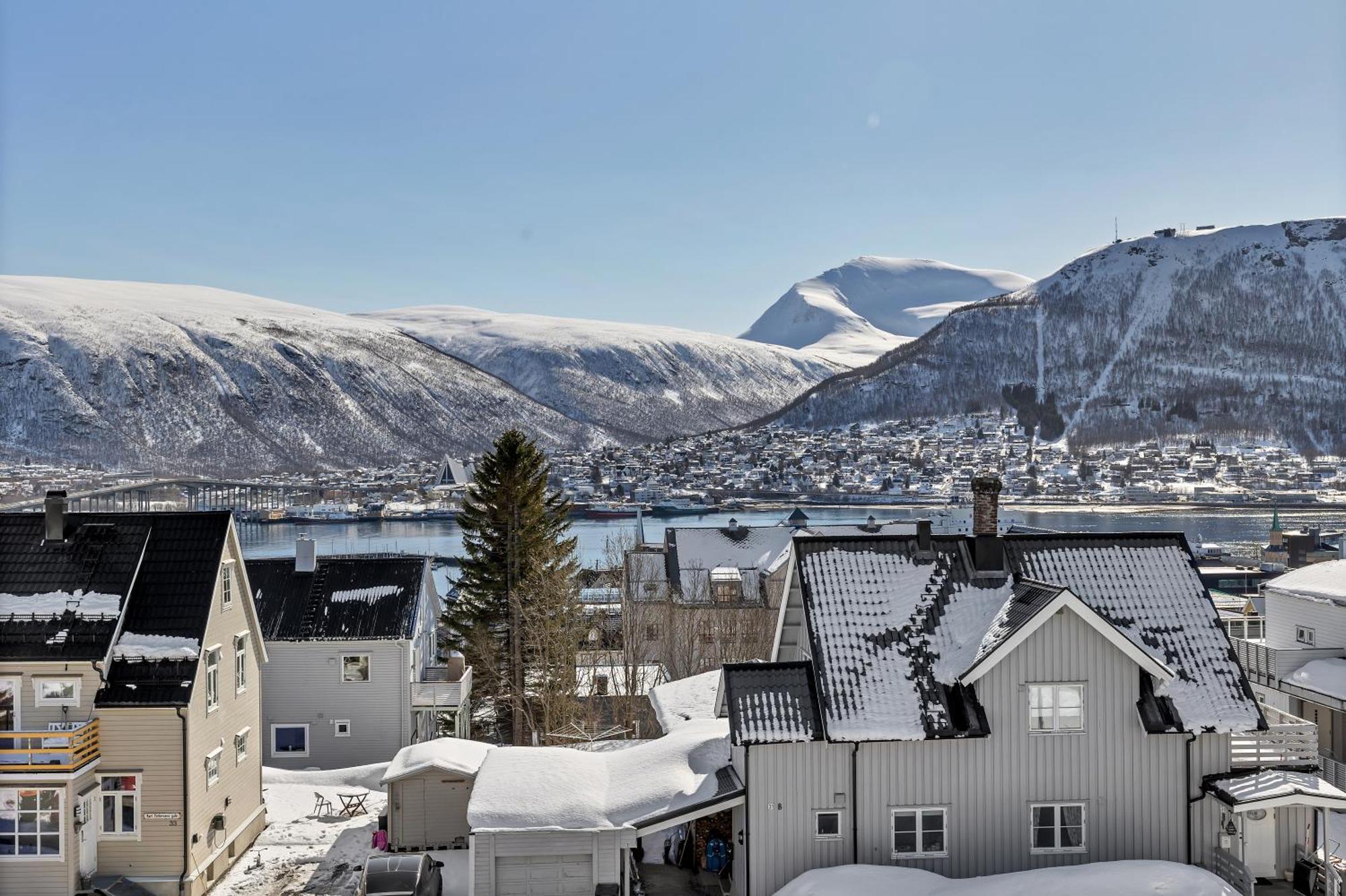 Lovely City Center Apartment With Amazing Views And Free Parking! Tromsø Esterno foto